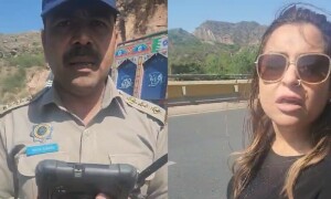 موٹروے پر خواتین اور پولیس اہلکاروں کی لڑائی، ویڈیو سامنے آگئی