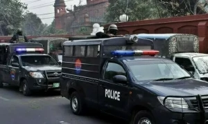 لاہور میں مبینہ پولیس مقابلہ، دو ملزم اپنے ہی ساتھی کی فائرنگ سے زخمی