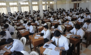 کراچی : میٹرک امتحانات میں بدنظمی، ایڈمٹ کارڈ نہ ملنے پر پہلی بار بورڈ آفس امتحانی مرکز میں تبدیل