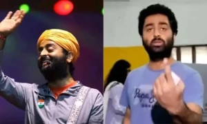 ارجیت سنگھ اہلیہ کو موٹرسائیکل پر بٹھا کر ووٹ ڈالنے جا پہنچے