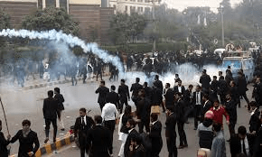 پولیس اور وکلا میں جھڑپ: پاکستان بارکونسل کا کل پورے ملک میں ہڑتال کا اعلان