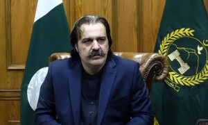 تمہاری حیثیت ایک لیٹر کی ہے، اوقات میں رہو ورنہ گاڑی فیول سب بند کردونگا، علی امین گورنر پر پھٹ پڑے
