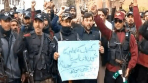 قبائلی اضلاع کے پولیس اہلکاروں کا مطالبات کے حق میں ضلع خیبر میں احتجاج