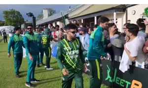 قومی کرکٹ ٹیم انگلینڈ پہنچ گئی، پہلا معرکہ کب ہوگا ؟