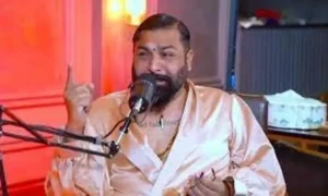 کون سا مشہور پاکستانی ڈیزائنر رفع حاجت سے پہلے تاج، کوٹ اور زیور پہنتا ہے ویڈیو وائرل