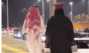بیٹی سے محبت، والد نے اپنے جوتے بیٹی کو دے دیے، ویڈیو وائرل