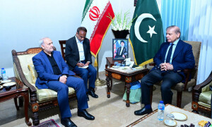 وزیراعظم کی ایرانی سفارتخانے آمد، صدر اور وزیر خارجہ کے انتقال پر اظہار تعزیت
