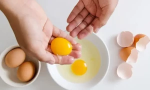 انڈے کی زردی کو سفیدی سے کیسے الگ کیا جائے