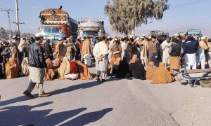 بجلی کی لوڈشیڈنگ کے خلاف خواتین کا احتجاج، کوہاٹ ہنگو روڈ بند
