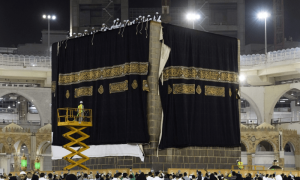 حج سے قبل غلاف کعبہ کو زمین سے 3 میٹر اونچا کیوں کرتے ہیں؟