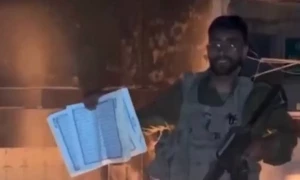 صہیونی فوجی نے غزہ میں قرآن کا نسخہ شہید کر ڈالا، ویڈیو وائرل
