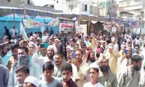 کراچی: اورنگی ٹاؤن میں لوڈشیڈنگ کیخلاف عوام کا احتجاج، مرکزی شاہراہ ٹریفک کیلئے بند