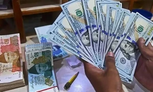 آئی ایم ایف نے ڈالر کے مقابلے میں روپیہ گرنے کی پیش گوئی کردی