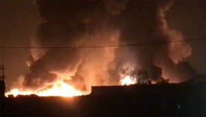لاہور: کرول گھاٹی کے نزدیک فیکٹری میں آتشزدگی، شعلے آسمان سے باتیں کرنے لگے