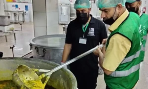 پاکستانی عازمین حج کو کھانا فراہم کرنے والے اداروں پر پونے دو کروڑ کا جرمانہ