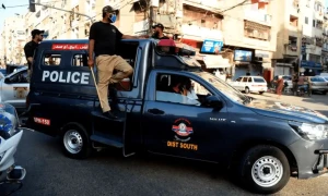 کراچی : پولیس اور سکیورٹی گارڈز نے ڈاکوؤں کو بینک سے بھاگنے پر مجبور کردیا