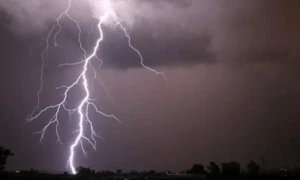 آسمانی بجلی گرنے سے 2 بھائی جاں بحق، والد زخمی