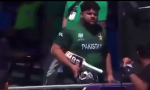 صفر پر آؤٹ ہونے کے بعد واپسی پر اعظم خان تماشائی سے الجھ گئے