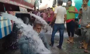 کراچی: کورنگی سنگر چورنگی کے قریب شہریوں انوکھا احتجاج ختم، ٹریفک کی روانی بحال