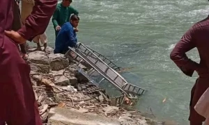 مسافر جیپ دریائے نیلم میں جاگری، 6 افراد جاں بحق 5 زخمی، 11 افراد لہروں کی نذر ہوگئے