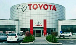 دنیا کی سب سے بڑی کمپنی ٹویوٹا کے سربراہ نے سر عام سر جھکا کر دنیا سے معافی کیوں مانگی