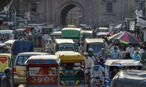 لاہور میں ٹریفک کی روانی میں حائل ریڑھیاں ہٹانے کا فیصلہ