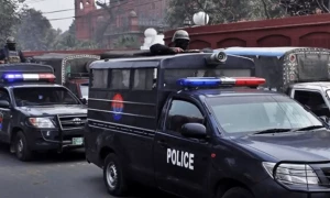 لاہور : پولیس نے قربانی کا جانور لے جانے والے خواجہ سرا کو لوٹ لیا، 80 ہزار چھیننے کے بعد فائرنگ کردی