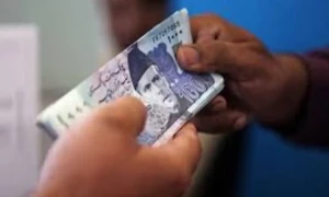 تنخواہ داروں پر ٹیکس میں اضافہ، ڈیڑھ لاکھ لینے والا کتنی رقم گھر لے جائے گا
