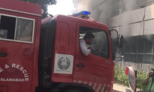 اسلام آباد کے پلازہ میں آتشزدگی، کئی گھنٹے بعد بھی آگ بے قابو