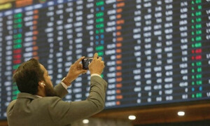 بجٹ کے بعد اسٹاک مارکیٹ تاریخ کی بلند ترین سطح پر، 77 ہزار پوائنٹس کی سطح عبور