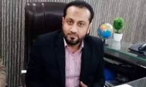 لاہور میں اسپتال کے برطرف ملازمین کی صوبائی وزیرِ صحت سے تلخ کلامی