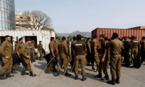 پی ٹی آئی کی احتجاج کال: پارٹی کے درجن بھر رہنماؤں کے گھروں پر چھاپے