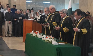 سپریم کورٹ کے 3 نئے ججز نے عہدے کا حلف اٹھا لیا