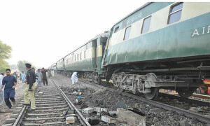 کراچی سے لالہ موسیٰ جانے والی ملت ایکسپریس بڑے حادثے سے بچ گئی