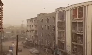کراچی میں گرمی کا زور ٹوٹنے لگا، پارہ 40 ڈگری تک جانے کے بعد موسم ٹھنڈا پڑ گیا، گرد آلود ہوائیں