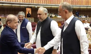&rsquo;بات تب ہوگی جب میرا وزیراعظم باہر آئے گا&lsquo;، عمر ایوب کا وزیراعظم کو جواب