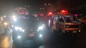 کراچی میں نجی کمپنی کی تیزرفتار بس دیوار سے ٹکراگئی، ایک ملازم جاں بحق