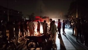 کراچی میں بجلی بندش کیخلاف احتجاج، ٹائر نذر آتش، سڑک ٹریفک کیلئے بند