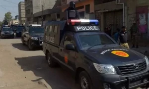 کراچی میں دکان دار سے رشوت لینے پر 2 پولیس اہلکار معطل