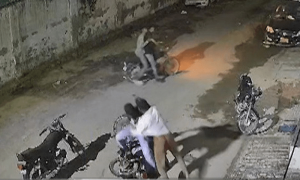 کراچی : بہادر نوجوان نے 3 ڈاکوؤں کو بھاگنے پر مجبور کردیا
