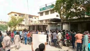 کراچی میں لوڈ شیڈنگ سے تنگ عوام کا کے الیکٹرک آفس پر حملہ