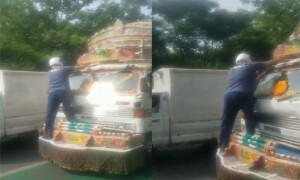 &rsquo; روک نہ یار&rsquo; ٹرک کو روکنے والا وارڈن بمپر پر چڑھ گیا