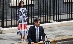 شکست خوردہ برطانوی وزیر اعظم کی اہلیہ کے لباس پر شدید نکتہ چینی