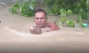 چند ماہ کے بچھڑے کو بچانے کیلئے ایک شخص نے اپنی زندگی داؤ پر لگادی
