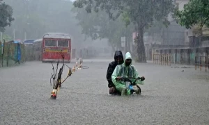 موسلا دھار بارش نے ممبئی میں تباہی مچادی، سڑکیں اور ریلوے ٹریک ڈوب گئے