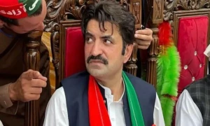 عمران خان کی ہدایت کے بعد شیر افضل مروت کی پارٹی بنیادی رکنیت معطل