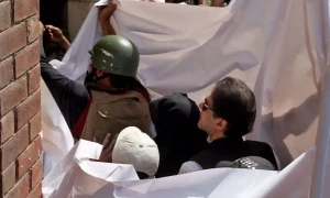 رہائی کا امکان ختم، عمران خان اور بشریٰ بی بی نئے توشہ خانہ کیس میں گرفتار، مایوس کارکنان واپس لوٹ گئے