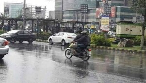 Karachi to remain hot today, with possibility of scattered rain