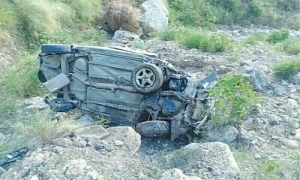 وادی نیلم : کراچی سے تعلق رکھنے والے سیاحوں کی جیپ کھائی میں جاگری، 2 جاں بحق، 4 زخمی