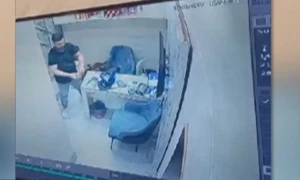 کراچی : بیوٹی پارلر میں خاتون ڈی سی پر فائرنگ، جھگڑے کی سی سی ٹی وی سامنے آگئی